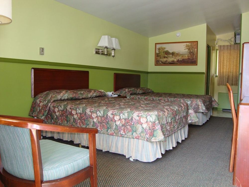 Pinconning Trail Inn Motel Room photo