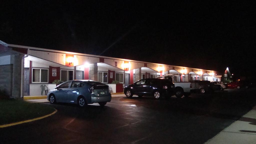 Pinconning Trail Inn Motel Exterior photo