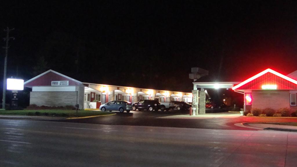 Pinconning Trail Inn Motel Exterior photo