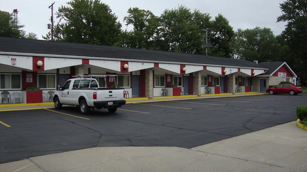 Pinconning Trail Inn Motel Exterior photo