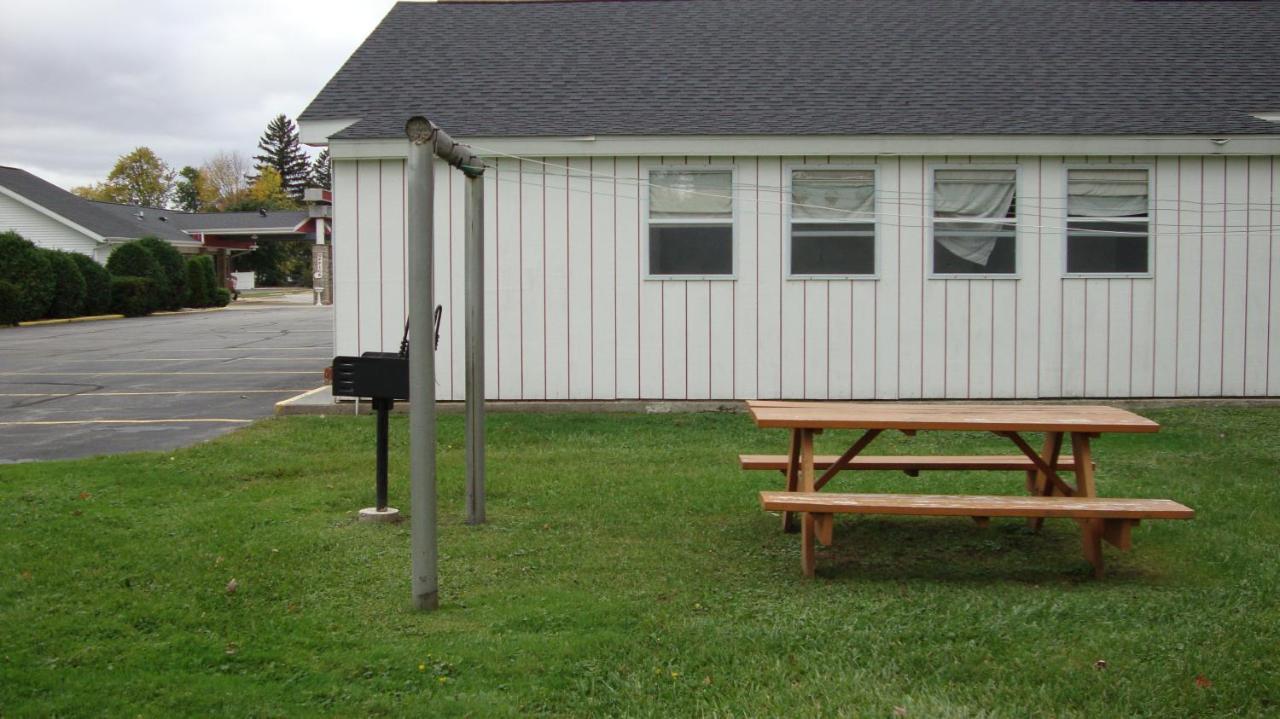 Pinconning Trail Inn Motel Exterior photo